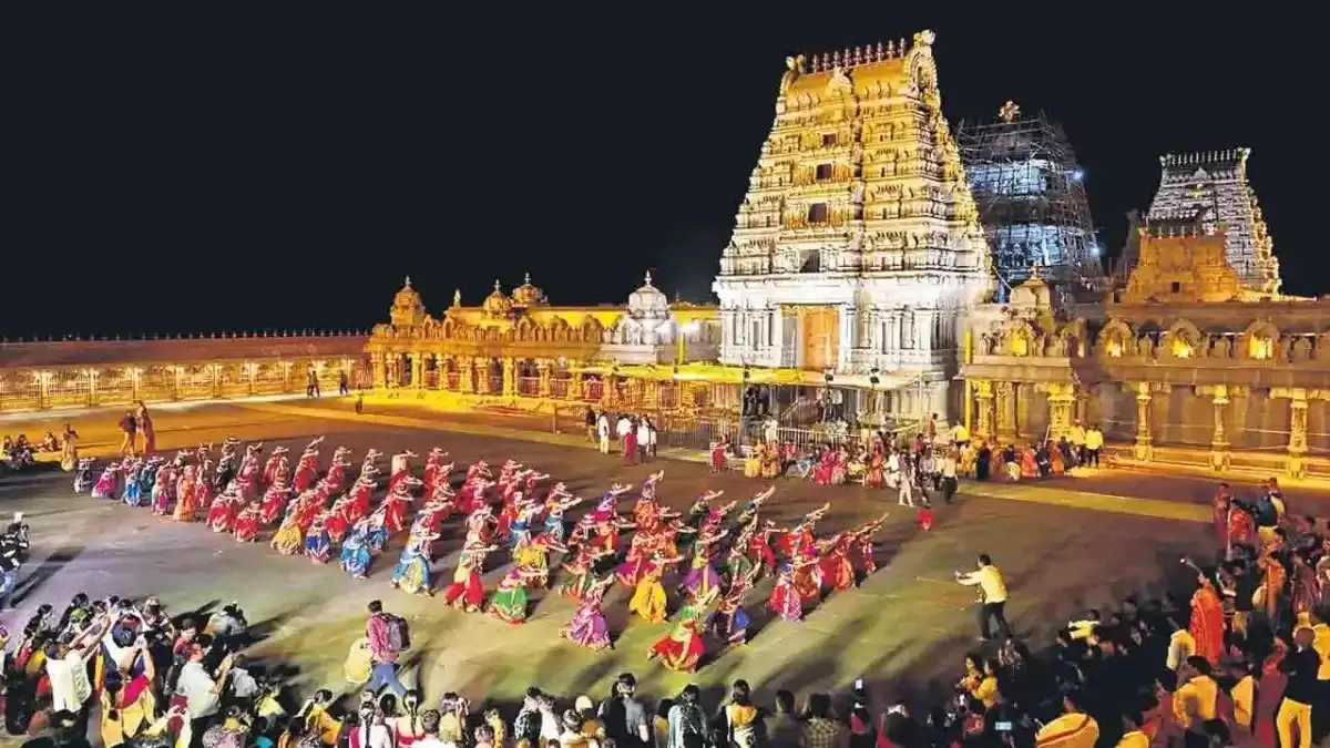 యాదగిరి గుట్టకు పెరిగిన భక్తుల రద్దీ యాదగిరి గుట్టకు పెరిగిన భక్తుల రద్దీ