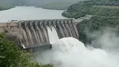 శ్రీశైలం రిజర్వాయర్ గేట్లు ఎత్తివేత, పర్యాటకుల కోలాహలం