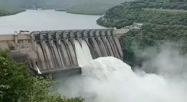 శ్రీశైలం రిజర్వాయర్ గేట్లు ఎత్తివేత, పర్యాటకుల కోలాహలం శ్రీశైలం రిజర్వాయర్ గేట్లు ఎత్తివేత, పర్యాటకుల కోలాహలం
