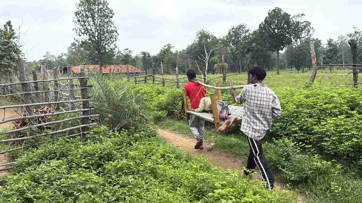 ఆంబులెన్స్ ఎలా ఉంటుందో తెలీని మనుషులు! ఆంబులెన్స్ ఎలా ఉంటుందో తెలీని మనుషులు!