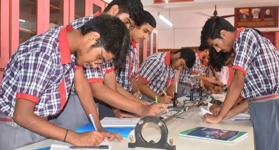 ప్రభుత్వ పాఠశాల విద్యార్థుల జీవితాల్లో వెలుగులు