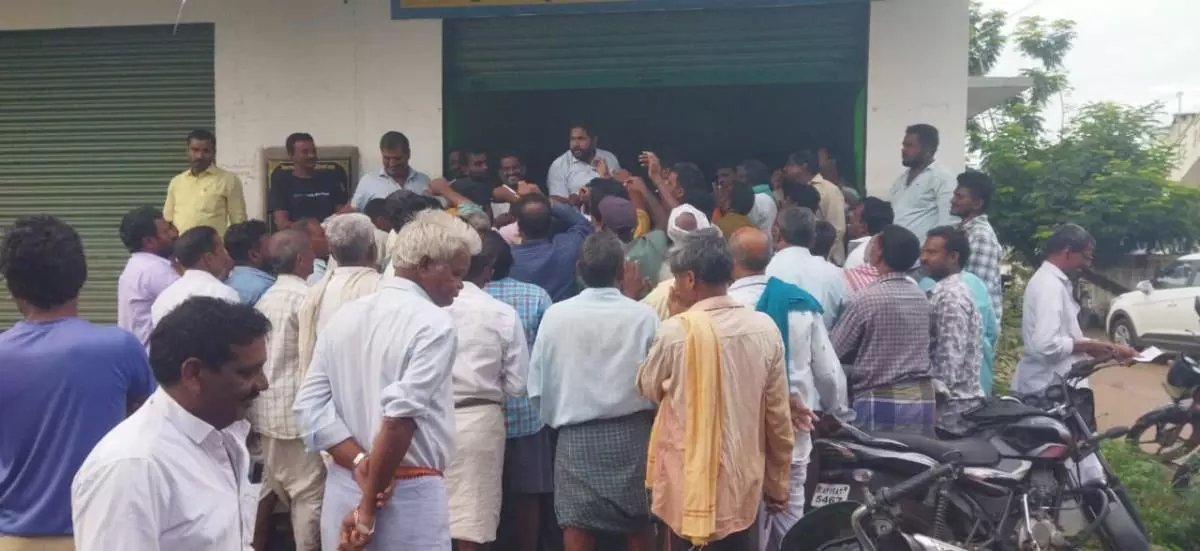 యూరియా మంటలు..ఎవరు చెబుతున్నది నిజం ? యూరియా మంటలు..ఎవరు చెబుతున్నది నిజం ?