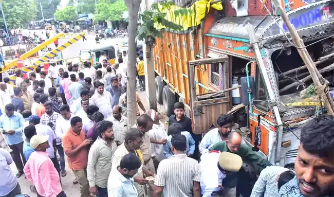 అదుపు తప్పిన లారీ భీభత్సం