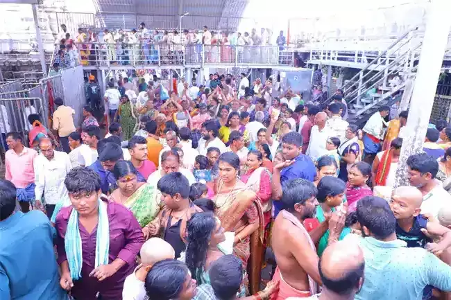 వేములవాడకు పోటెత్తిన భక్తులు