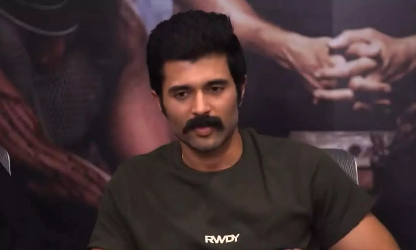 ఈడీ విచారణకు హాజరైన విజయ్ దేవరకొండ ఈడీ విచారణకు హాజరైన విజయ్ దేవరకొండ