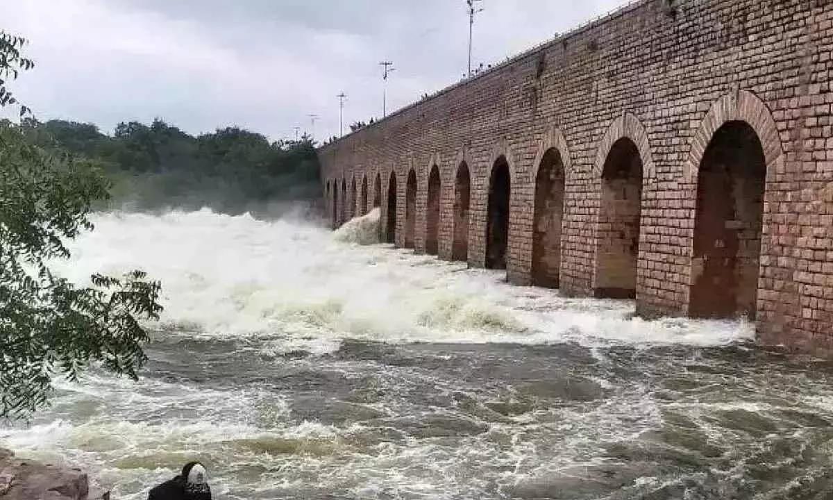 హైదరాబాద్ నగర వాసులకు వరద హెచ్చరిక జారీ, ఎందుకంటే... హైదరాబాద్ నగర వాసులకు వరద హెచ్చరిక జారీ, ఎందుకంటే...