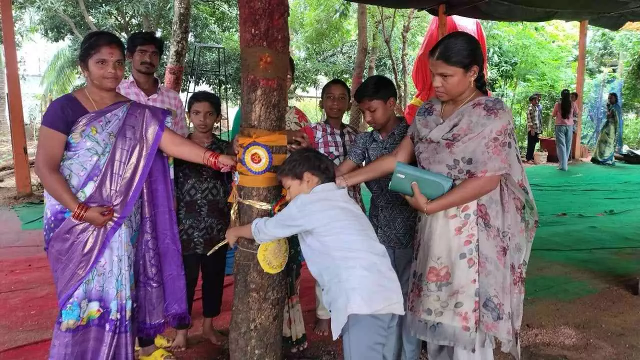తెలంగాణలో రక్షాబంధన్ వేళ ‘వృక్షాబంధన్’ మహోద్యమం, న్యూట్రెండ్ తెలంగాణలో రక్షాబంధన్ వేళ ‘వృక్షాబంధన్’ మహోద్యమం, న్యూట్రెండ్