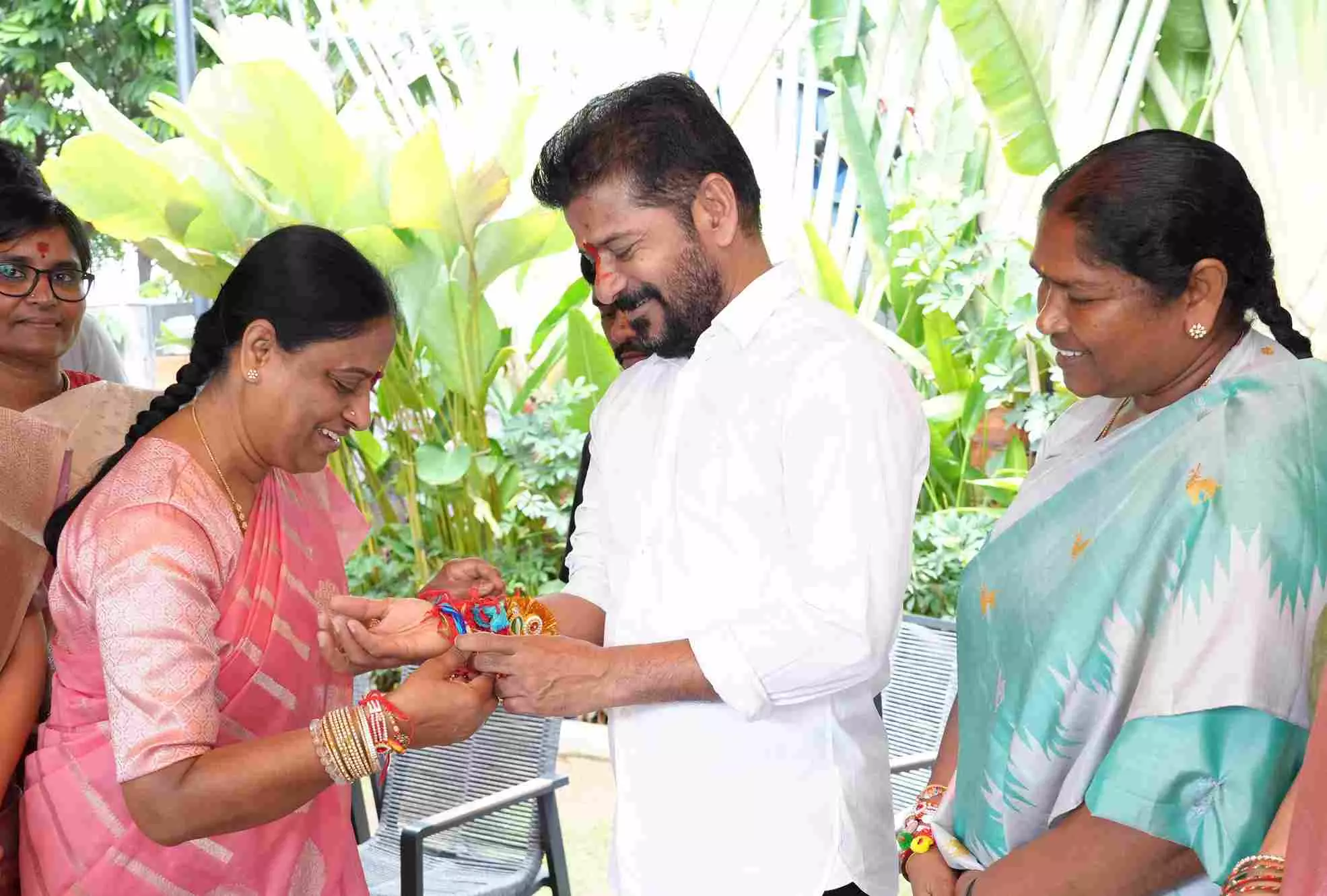 Rakhi | సీఎం రేవంత్కు రాఖీ కట్టిన సీతక్క.. Rakhi | సీఎం రేవంత్కు రాఖీ కట్టిన సీతక్క..