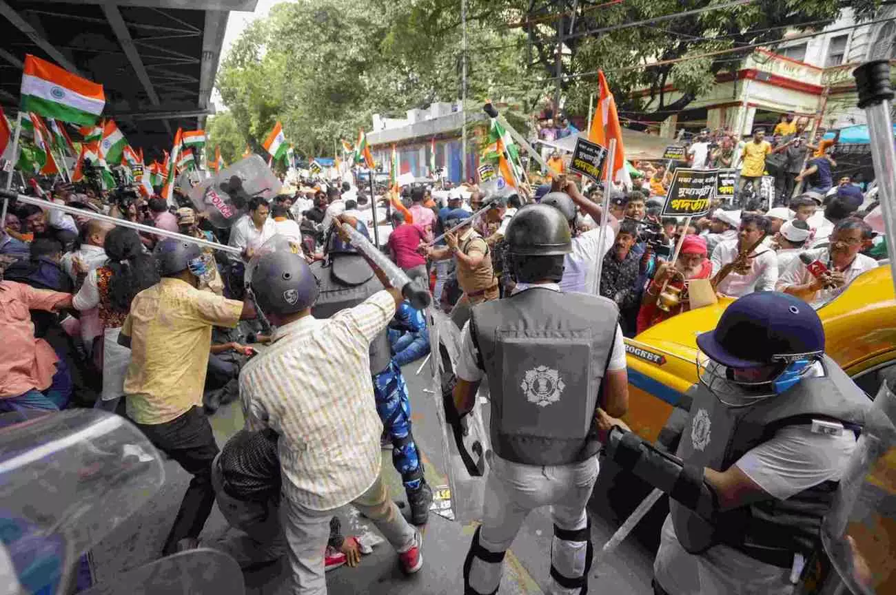 కోల్‌కతాలో ఆర్జీ కర్ నిరసనకారులపై లాఠీచార్జి