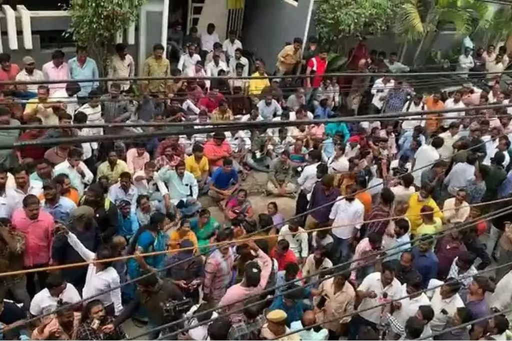 నిర్మాత విశ్వ ప్రసాద్ వ్యాఖ్యలపై మండిపడ్డ సినీ కార్మికులు