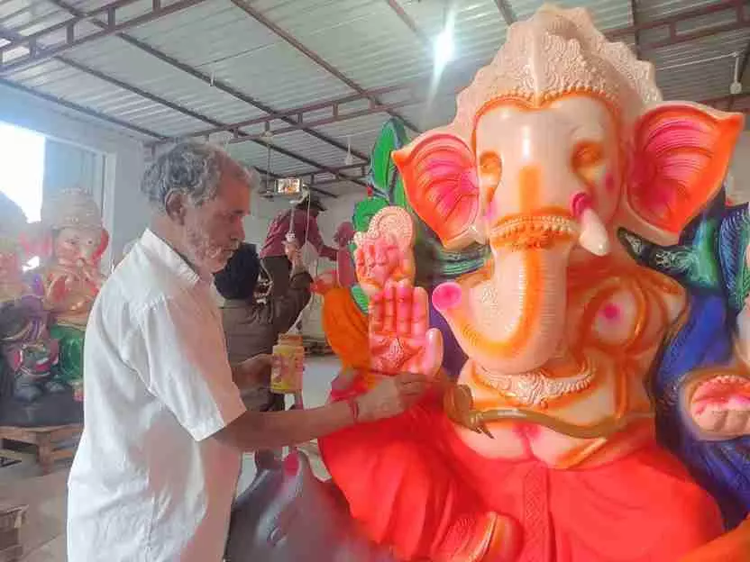 తిరుపతిలో 350 కుటుంబాలకు జీవం పోస్తున్న వినాయకుడి విగ్రహాలు