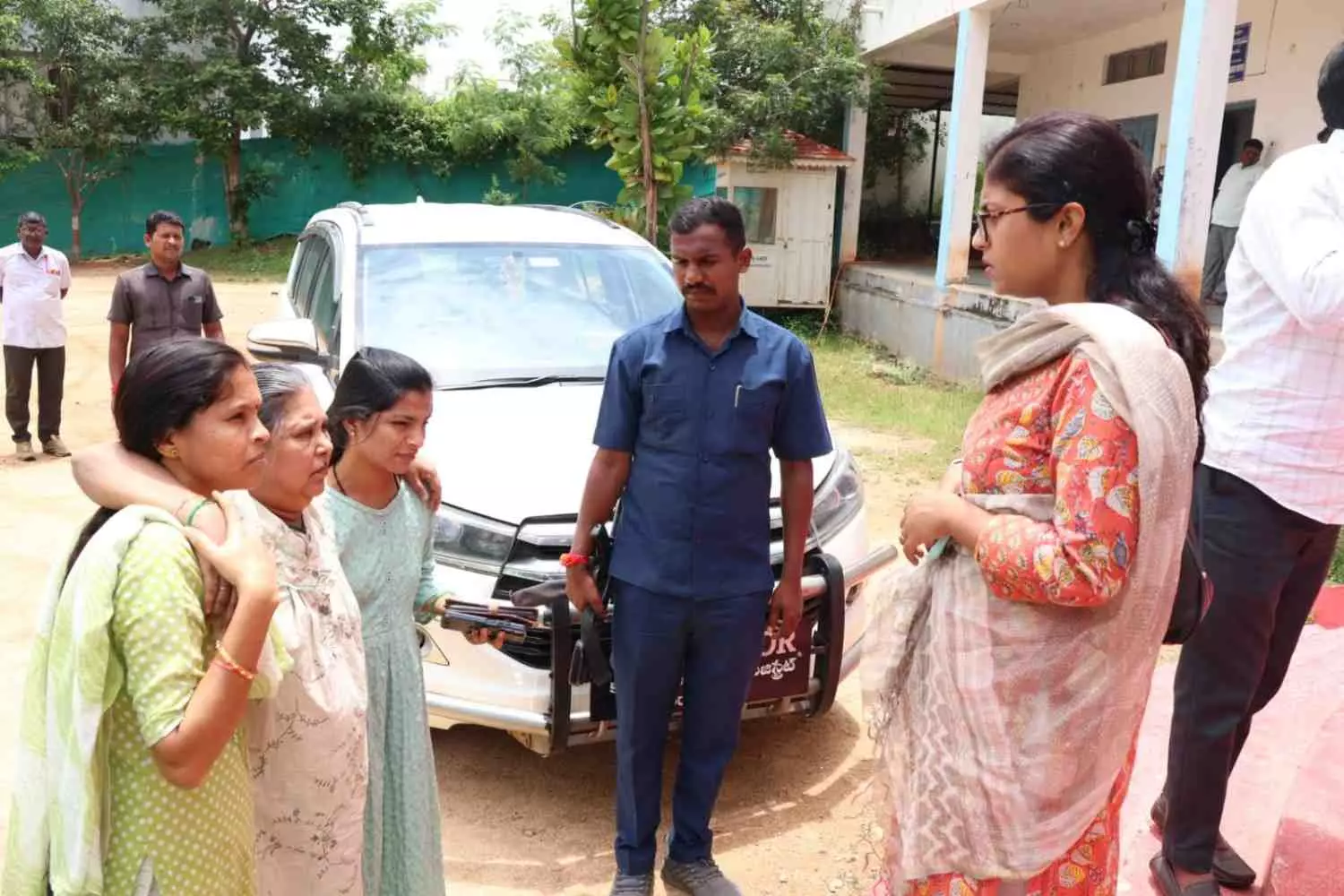 వృద్ధ మహిళకు జిల్లా కలెక్టర్ ఆసరా