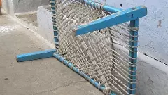 మంచం ప్రాపంచిక దుఃఖాన్ని పాడే ఒక పియానో !