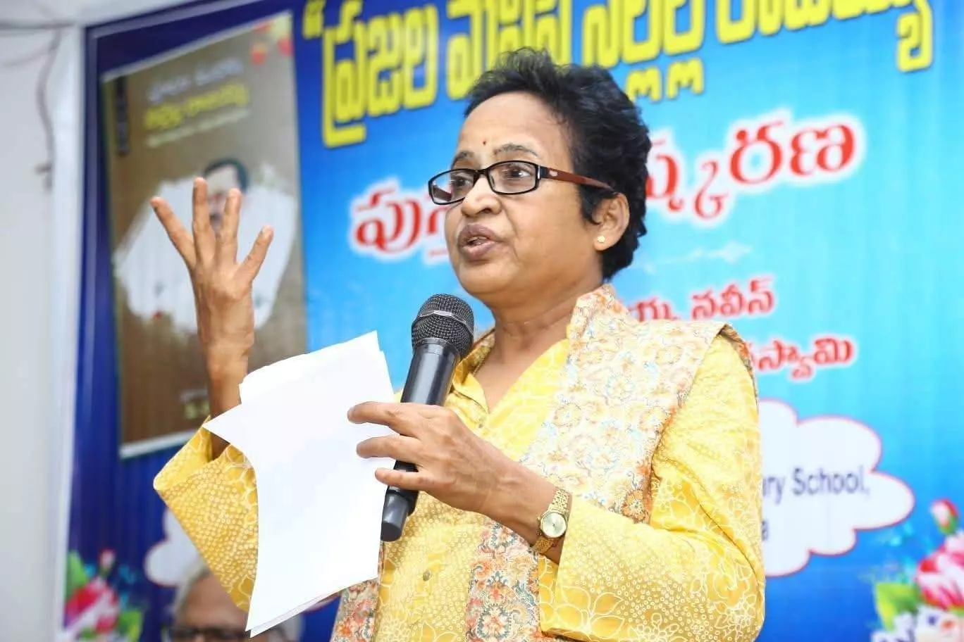 ఒక మహావృక్షం నేల కొరిగింది ఒక మహావృక్షం నేల కొరిగింది