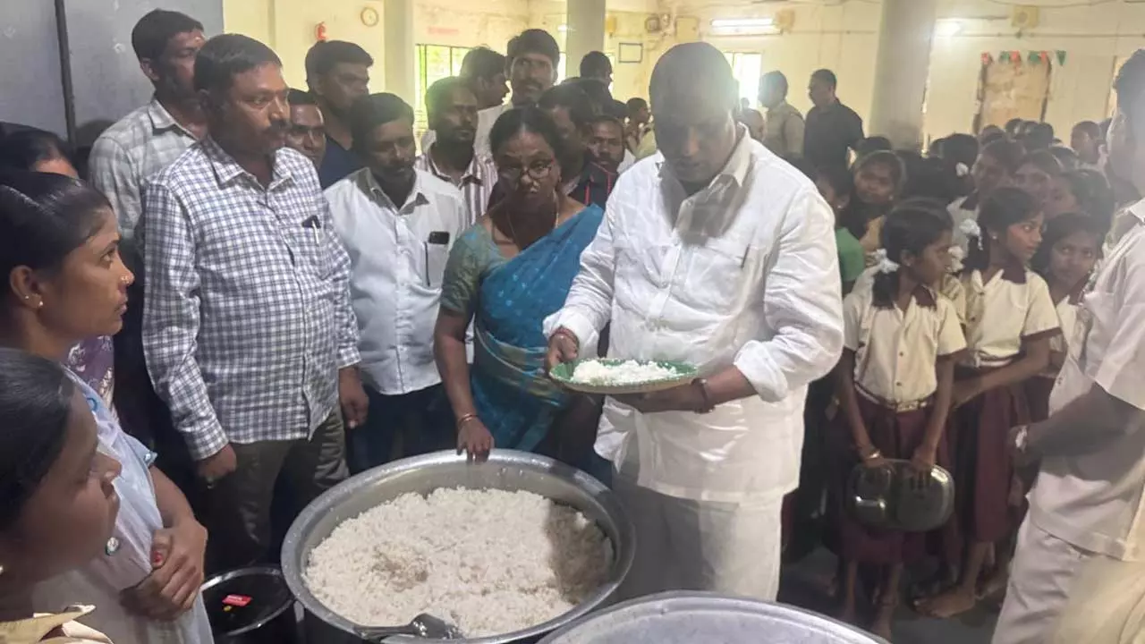 పిల్లలకు సన్నబియ్యం బదులు దొడ్డు బియ్యం.. పిల్లలకు సన్నబియ్యం బదులు దొడ్డు బియ్యం..