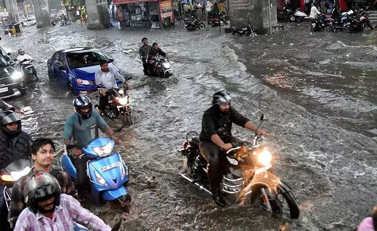 హైదరాబాద్ లో దంచికొడుతున్న వర్షం