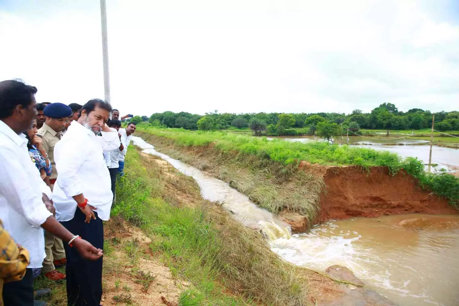 తెలంగాణలో భారీవర్షాలు...స్తంభించిన జన జీవనం తెలంగాణలో భారీవర్షాలు...స్తంభించిన జన జీవనం