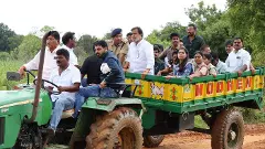 కాల్వగట్టు మార్గంలో ట్రాక్టరుపై కలెక్టర్, మంత్రి ప్రయాణం..ఎందుకంటే...