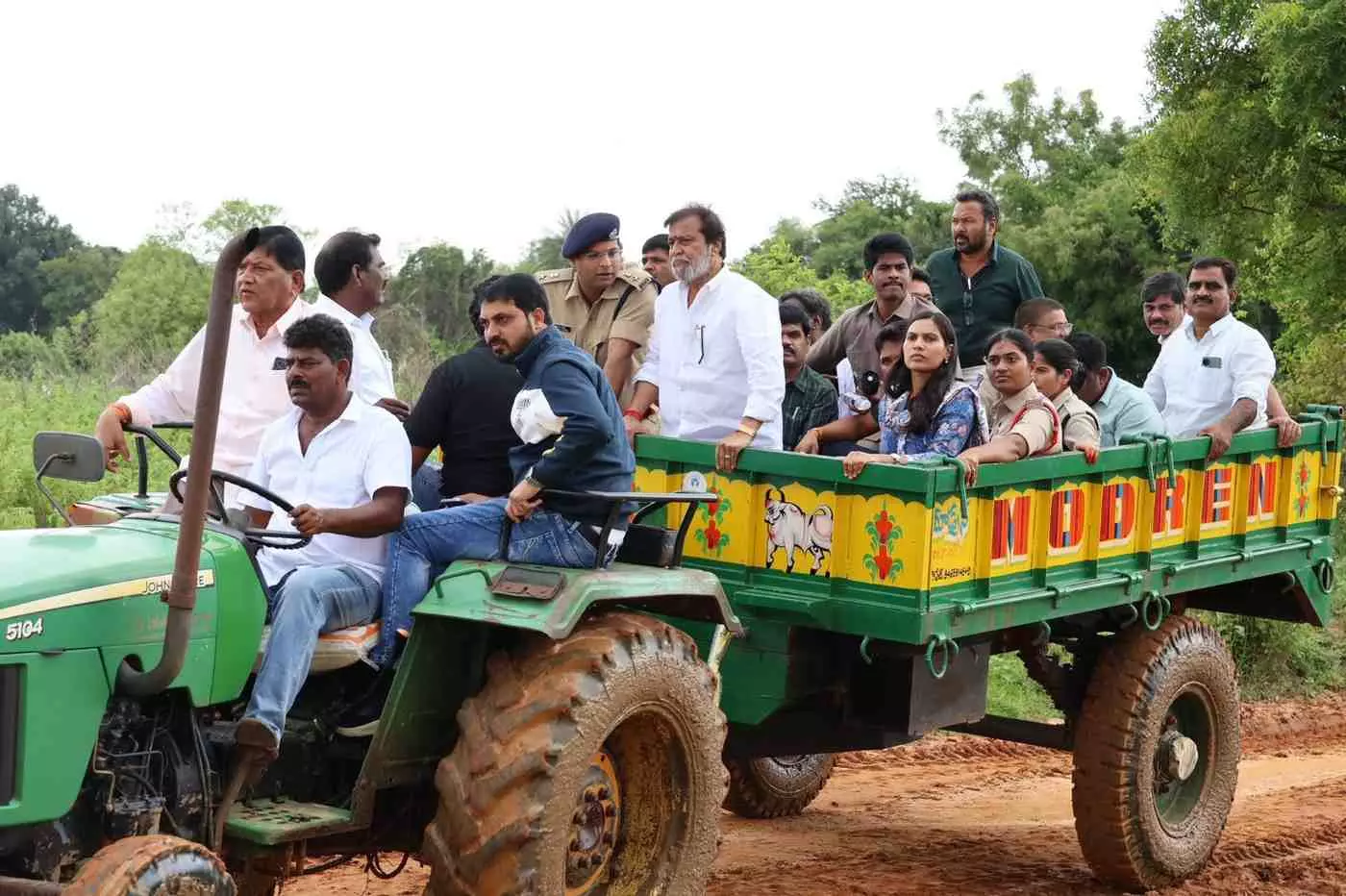 కాల్వగట్టు మార్గంలో ట్రాక్టరుపై కలెక్టర్, మంత్రి ప్రయాణం..ఎందుకంటే... కాల్వగట్టు మార్గంలో ట్రాక్టరుపై కలెక్టర్, మంత్రి ప్రయాణం..ఎందుకంటే...