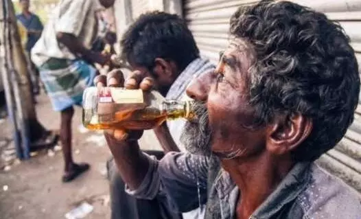 మద్యంతో తడిసిముద్దవుతున్న ఆంధ్రా పల్లెలు