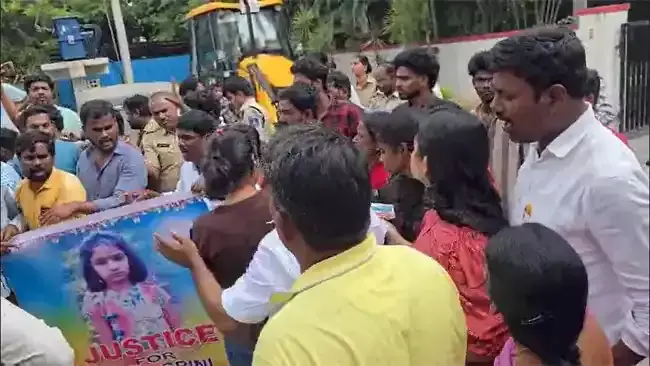 కూకట్ పల్లి పోలీస్ స్టేషన్ ఎదుట సహస్ర కుటుంబసభ్యులు ఆందోళన