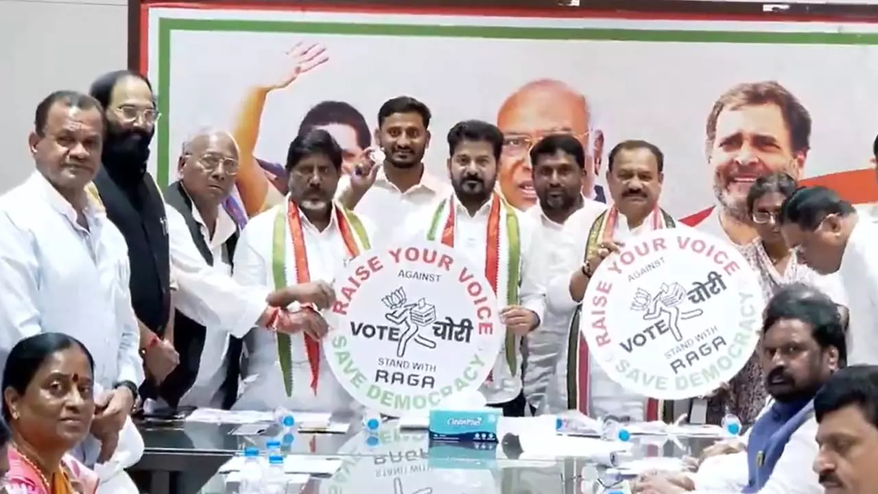 ‘ఓట్ల చోరీ’ పోస్టర్ రిలీజ్.. ఈసీకి ఛాలెంజేనా..? ‘ఓట్ల చోరీ’ పోస్టర్ రిలీజ్.. ఈసీకి ఛాలెంజేనా..?