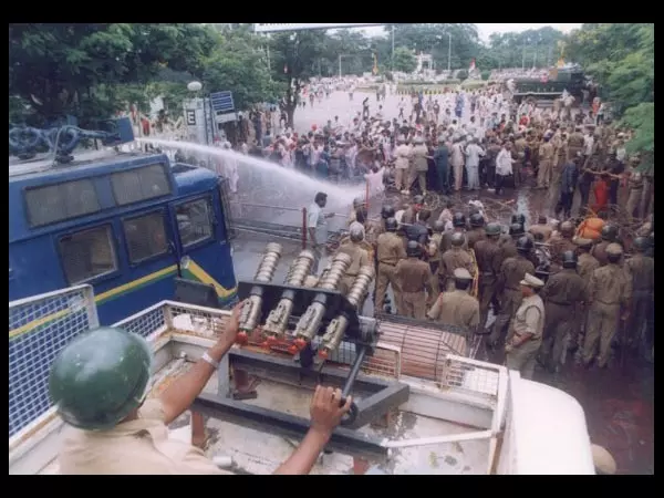 బషీర్బాగ్ కాల్పులకు 25 ఏళ్లు బషీర్బాగ్ కాల్పులకు 25 ఏళ్లు