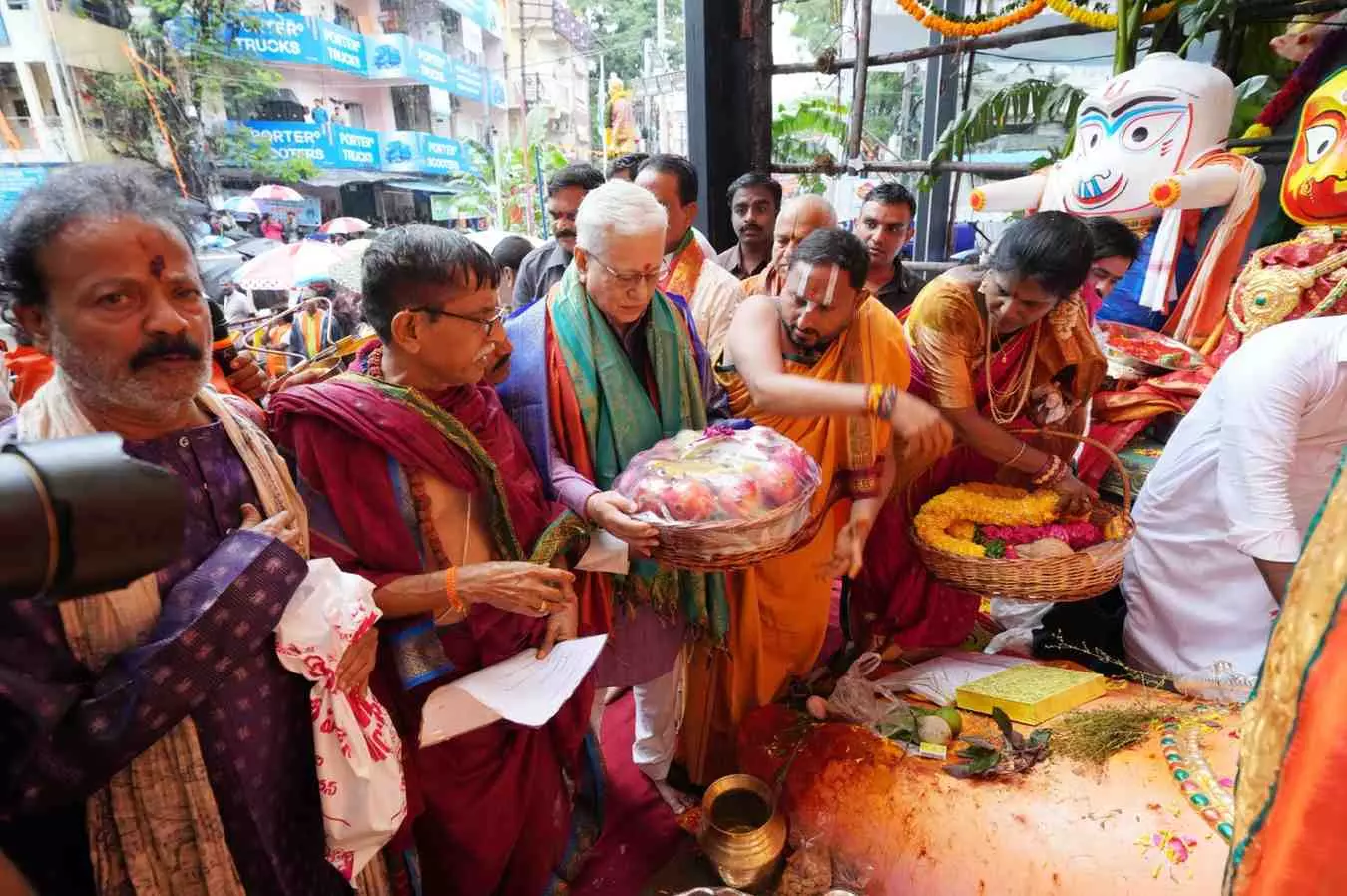 ఖైరతాబాద్ మహా గణపతికి గవర్నర్ తొలిపూజ ఖైరతాబాద్ మహా గణపతికి గవర్నర్ తొలిపూజ