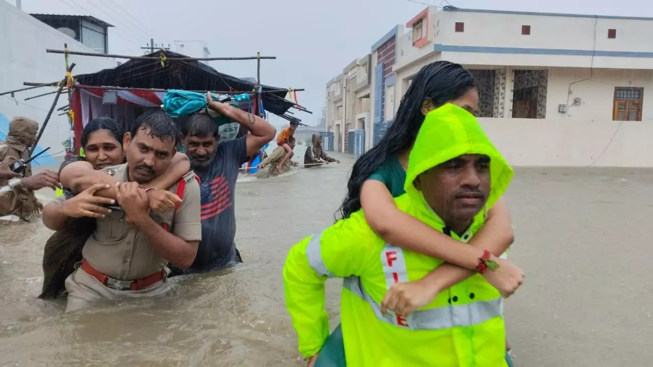తెలంగాణలో వరద బీభత్సం, 504 మందిని కాపాడిన రెస్క్యూ బృందాలు తెలంగాణలో వరద బీభత్సం, 504 మందిని కాపాడిన రెస్క్యూ బృందాలు