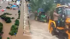 జెసీబీ, ట్రాక్టర్ సాయంతో  అంత్యక్రియలు