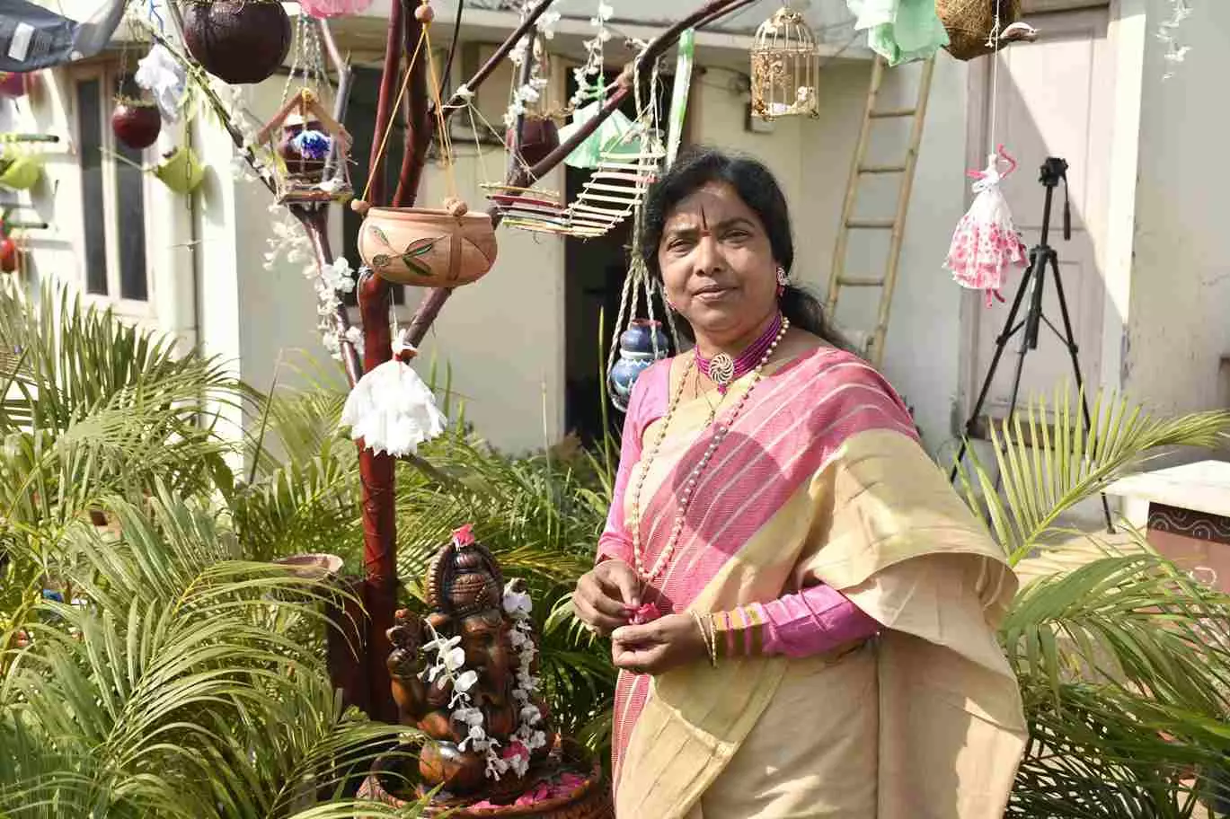 లీఫ్ కల్చర్లో పెంచిన మొక్కలతో శోభ లీఫ్ కల్చర్లో పెంచిన మొక్కలతో శోభ