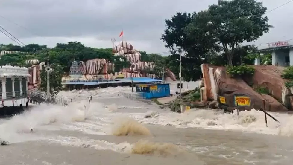 తెలంగాణను వీడని వరద విపత్తు, పలు గ్రామాల్లో జలప్రళయం తెలంగాణను వీడని వరద విపత్తు, పలు గ్రామాల్లో జలప్రళయం