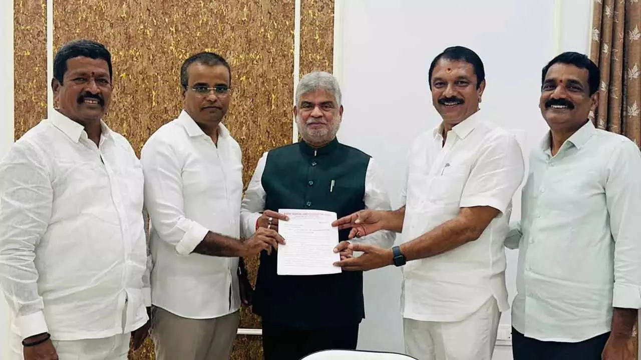 పవర్ పాయింట్ కోసం పట్టుబడుతున్న బీఆర్ఎస్ పవర్ పాయింట్ కోసం పట్టుబడుతున్న బీఆర్ఎస్