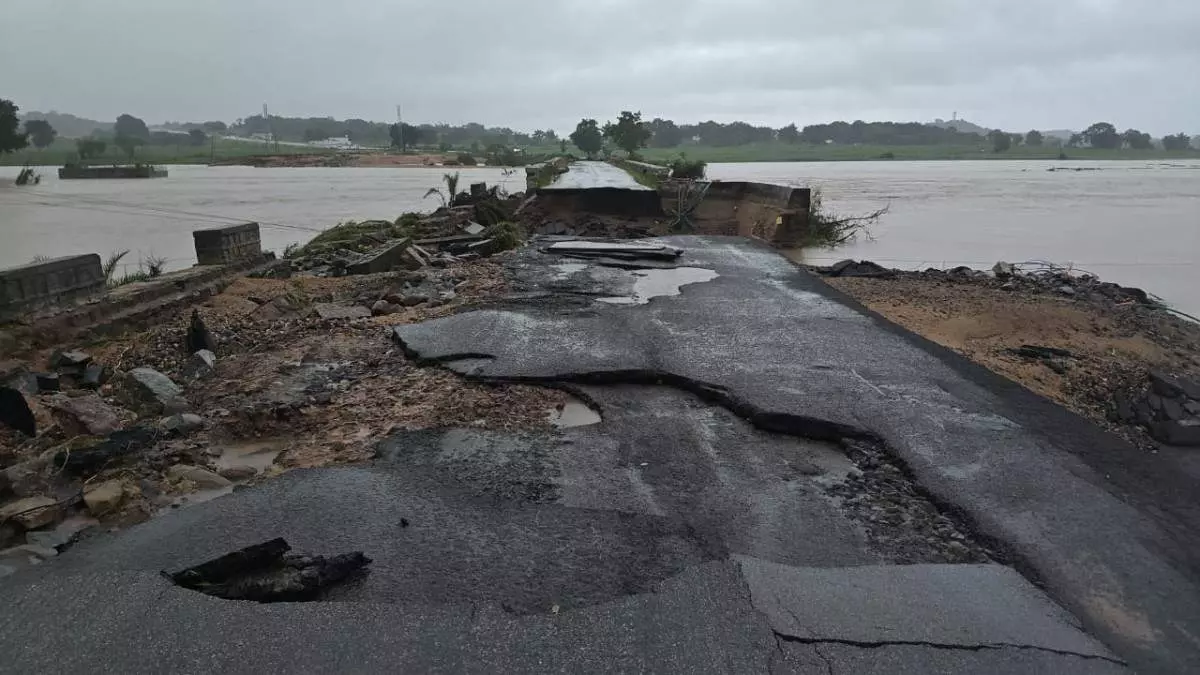 వర్షాలకు 1039 కిలోమీటర్లు దెబ్బతిన్న రోడ్లు వర్షాలకు 1039 కిలోమీటర్లు దెబ్బతిన్న రోడ్లు
