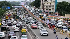 పట్టణ రవాణా వ్యవస్థను పటిష్టపరచలేరా   