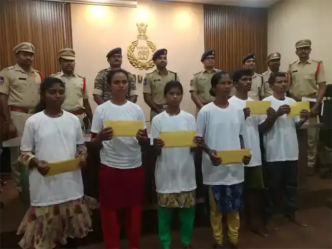 ఏడుగురు మావోలు లొంగుబాటు