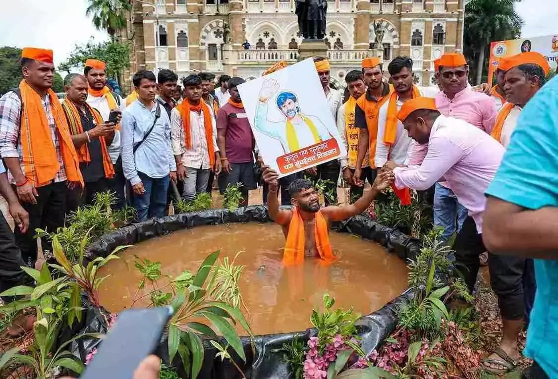 ముంబైలో మూడో రోజుకు చేరిన జరంగే నిరాహార దీక్ష.. ముంబైలో మూడో రోజుకు చేరిన జరంగే నిరాహార దీక్ష..