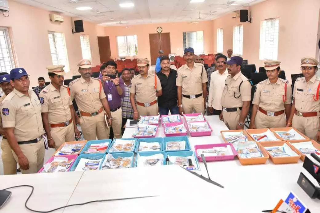 చెన్నూరు స్టేట్ బ్యాంక్ ను బురిడీ కొట్టించిన క్యాషియర్ అరెస్ట్ చెన్నూరు స్టేట్ బ్యాంక్ ను బురిడీ కొట్టించిన క్యాషియర్ అరెస్ట్