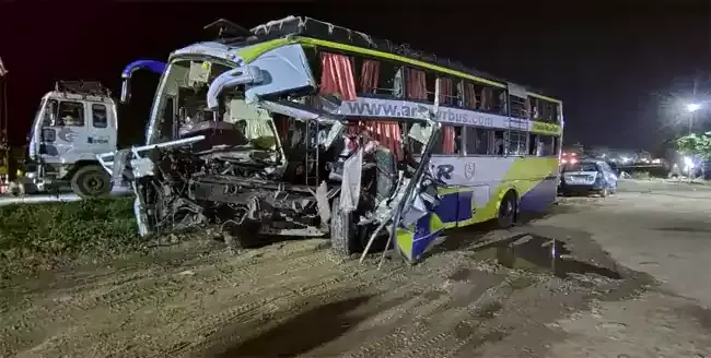 బెంగుళూరు హైవేపై ఘోర రోడ్డు ప్రమాదం, నలుగురు మృతి