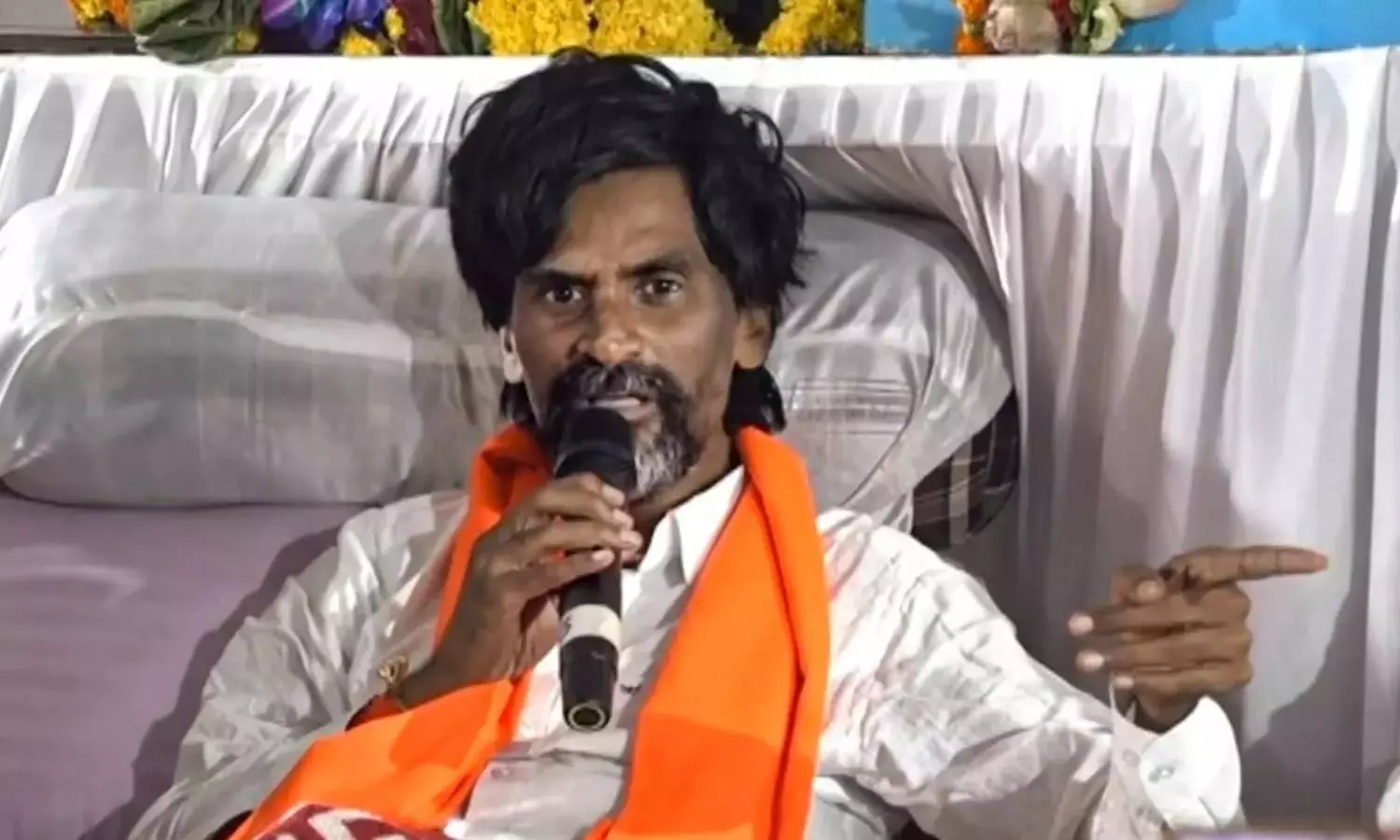 మహారాష్ట్ర సీఎం ఫడ్నవీస్కు జరంగే వార్నింగ్.. మహారాష్ట్ర సీఎం ఫడ్నవీస్కు జరంగే వార్నింగ్..