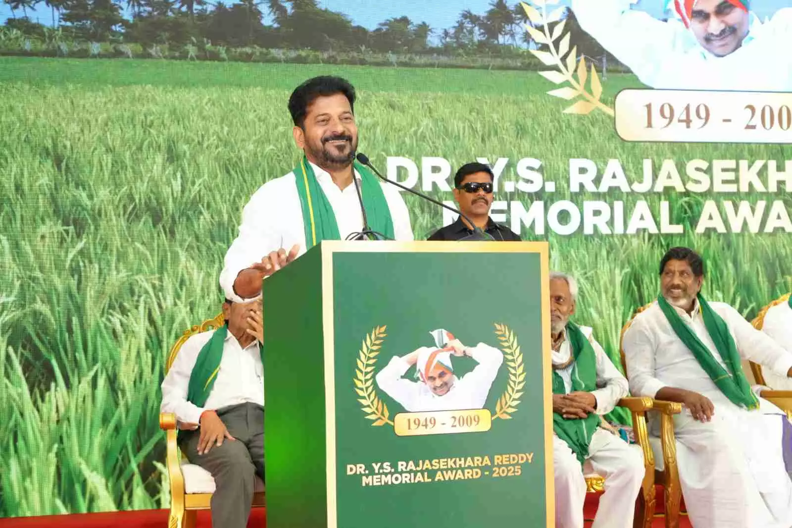 ‘వైఎస్ఆర్ బాటలోనే పాలన’.. రేవంత్ ఏమన్నారంటే.. ‘వైఎస్ఆర్ బాటలోనే పాలన’.. రేవంత్ ఏమన్నారంటే..