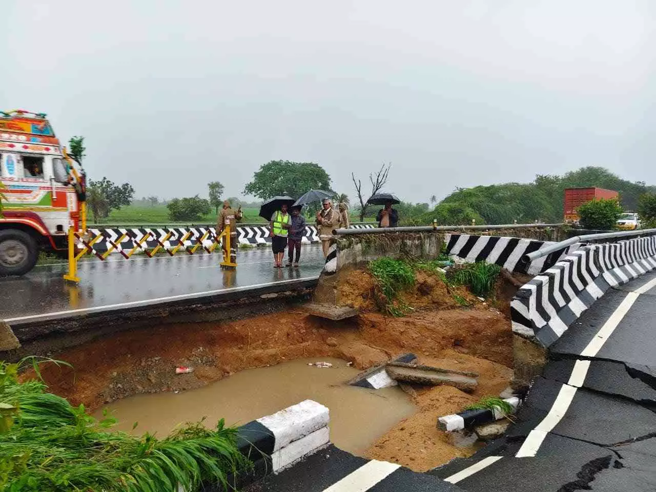 కేంద్ర సాయం కోసం కేంద్ర మంత్రుల వద్దకు రాష్ట్ర మంత్రులు కేంద్ర సాయం కోసం కేంద్ర మంత్రుల వద్దకు రాష్ట్ర మంత్రులు