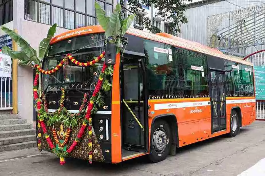 ఈ ఎలక్ట్రిక్ బస్సు తిరిగేది తిరుమలలో.. పర్యవేక్షణ చెన్నైలో.. ఈ ఎలక్ట్రిక్ బస్సు తిరిగేది తిరుమలలో.. పర్యవేక్షణ చెన్నైలో..