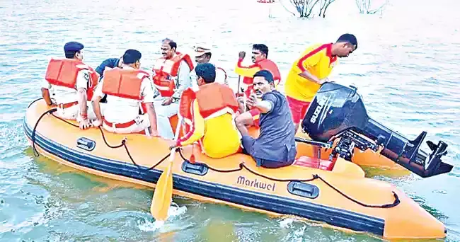 జోగులాంబ గద్వాల జిల్లాలో ఘోరం.. చేపలవేటకు వెళ్లి శవాలైన దంపతులు జోగులాంబ గద్వాల జిల్లాలో ఘోరం.. చేపలవేటకు వెళ్లి శవాలైన దంపతులు
