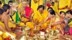 యాగం చేయిస్తున్న కేసీఆర్