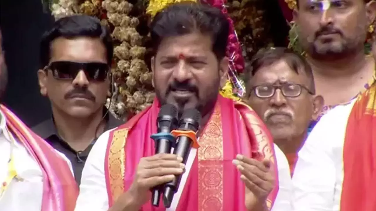 ఖైరతాబాద్ గణేశుడికి రేవంత్ ప్రత్యేక పూజలు.. ఖైరతాబాద్ గణేశుడికి రేవంత్ ప్రత్యేక పూజలు..