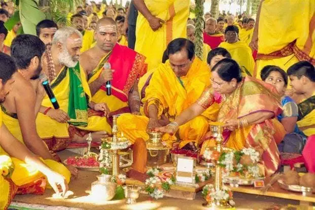 యాగం చేయిస్తున్న కేసీఆర్
