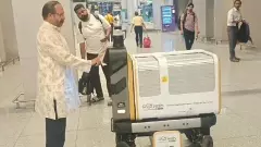 హైదరాబాద్ విమానాశ్రయంలో రోబోట్ ఫుడ్ డెలివరీ