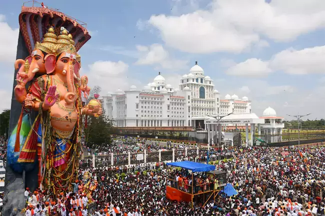 కోలాహలంగా బడే గణేశుడి నిమజ్జనం
