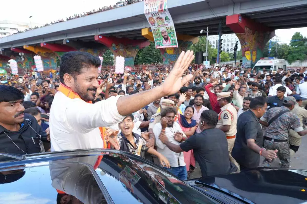 సెక్యూరిటి లేకుండా ట్యాంక్ బండ్ పై రేవంత్ సడెన్ సర్ ప్రైజ్ సెక్యూరిటి లేకుండా ట్యాంక్ బండ్ పై రేవంత్ సడెన్ సర్ ప్రైజ్